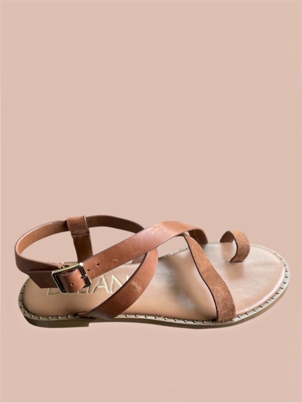 Woman sandal toe loop